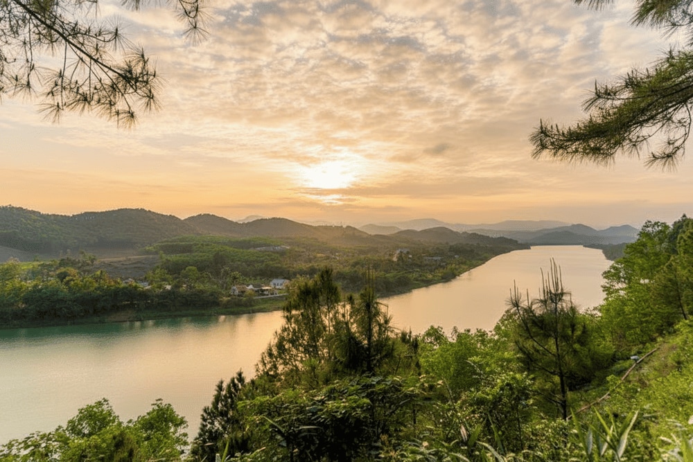 Đồi Vọng Cảnh nằm vươn mình ra bờ sông Hương thơ mộng