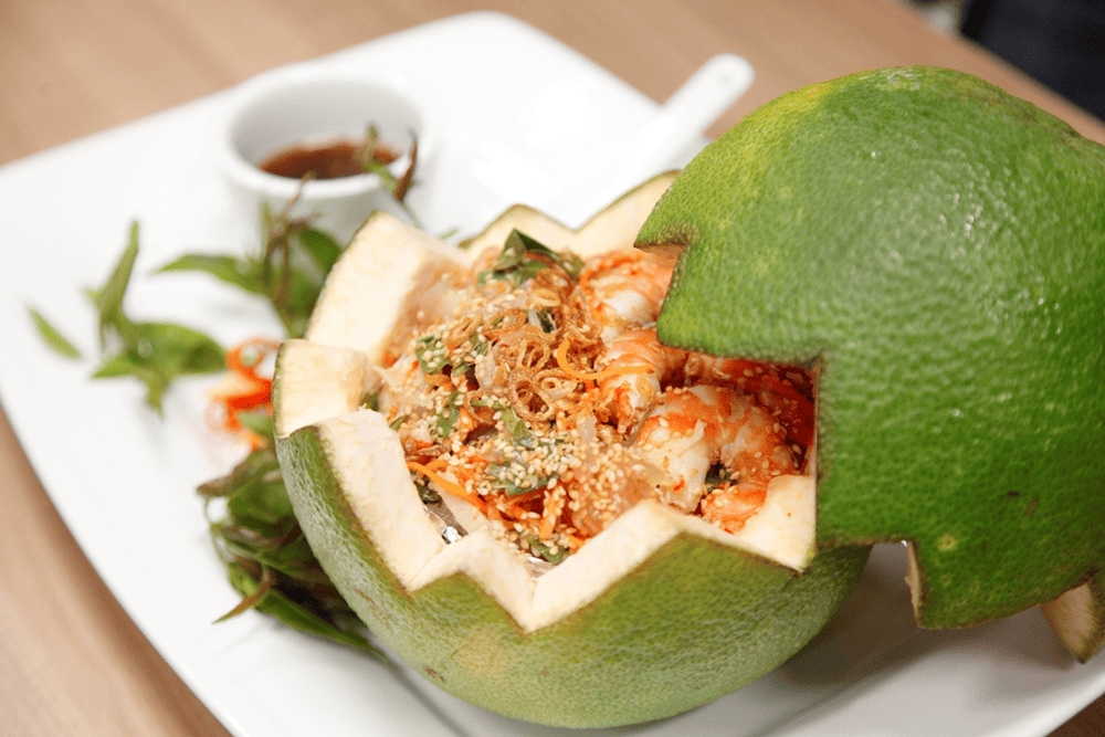 Gỏi bưởi Tân Triều có vị chua ngọt thanh mát, kết hợp hài hòa giữa tép bưởi, rau thơm và nước trộn đậm đà (Nguồn: DASAVINA)