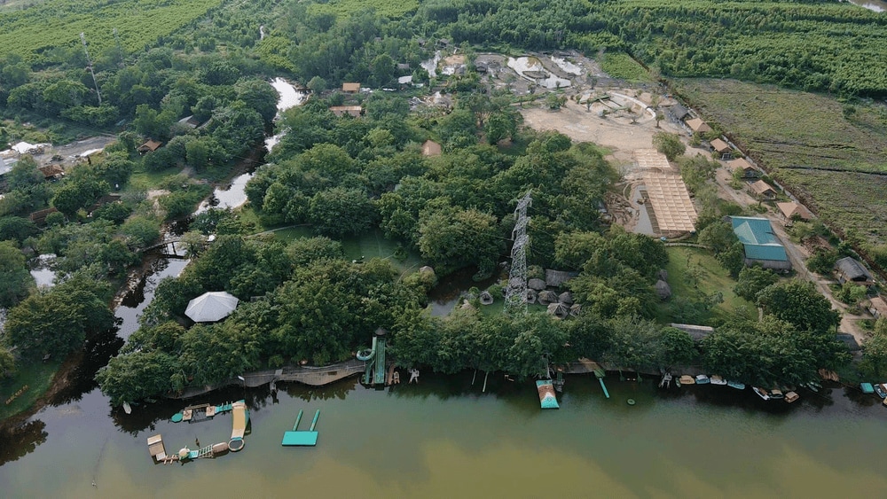 Khu du lịch Bò Cạp Vàng nằm giữa sông nước, nổi bật với các trò chơi vận động dưới nước hấp dẫn (Nguồn: Khu Du Lịch Sinh Thái Bò Cạp Vàng)