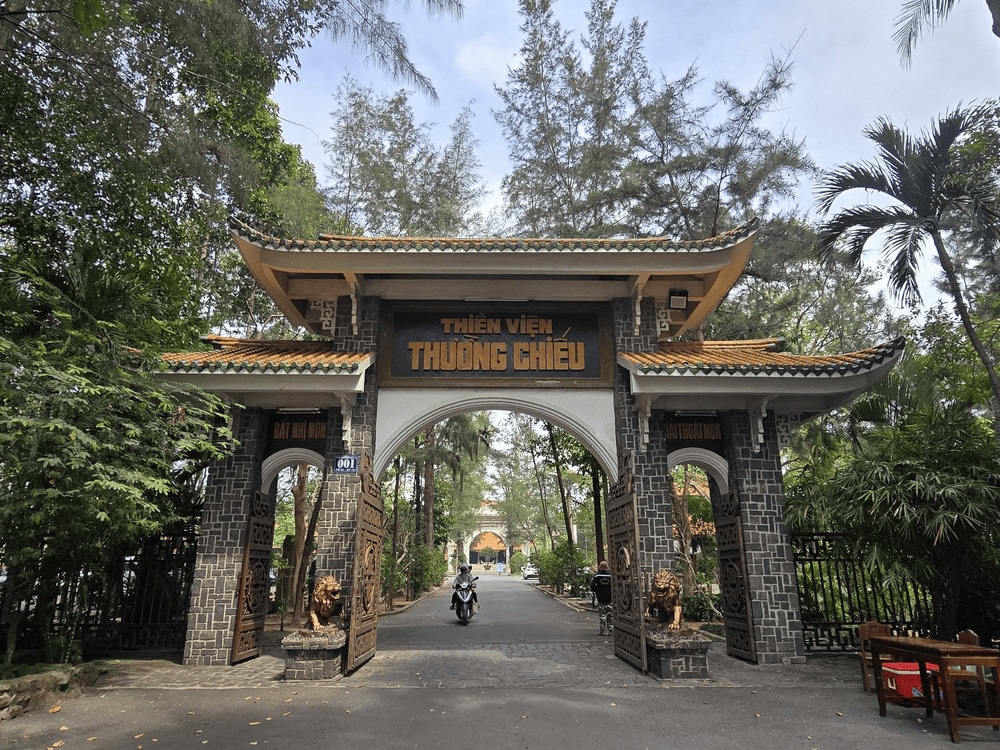 Thiền viện Thường Chiếu mang kiến trúc Phật giáo thanh tịnh, có với khuôn viên rộng và không khí yên bình (Nguồn: Thien Vien Vo Uu)