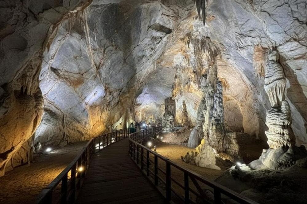 Khu vực hang bộ tại động Phong Nha