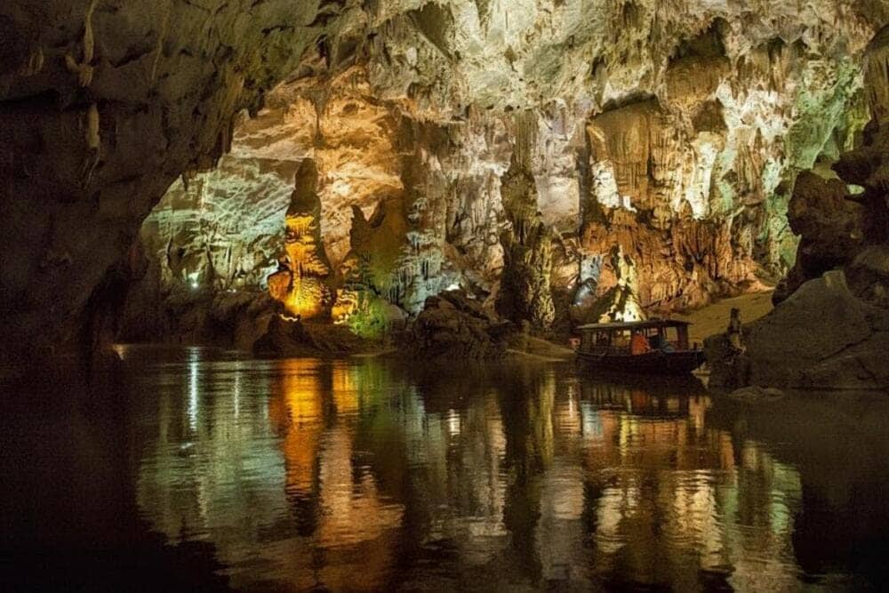 Thạch nhũ ấn tượng tại hang động .