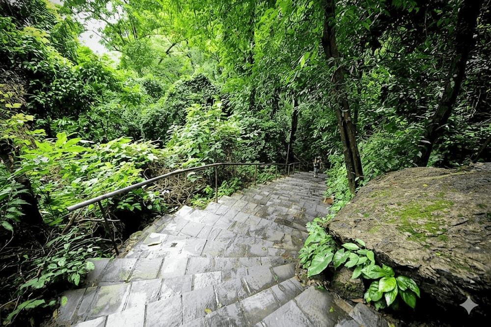 Bạn cần bước qua 500 bậc đá để chiêm ngưỡng thế giới huyền diệu dưới lòng đất