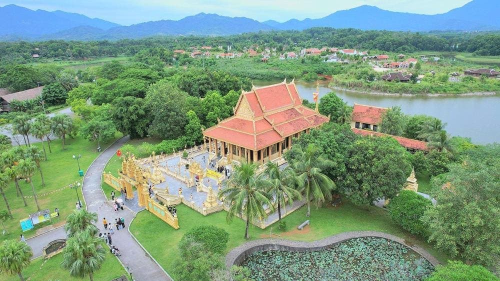 Du khách có thể trải nghiệm văn hoá các dân tộc tại Làng Văn hoá