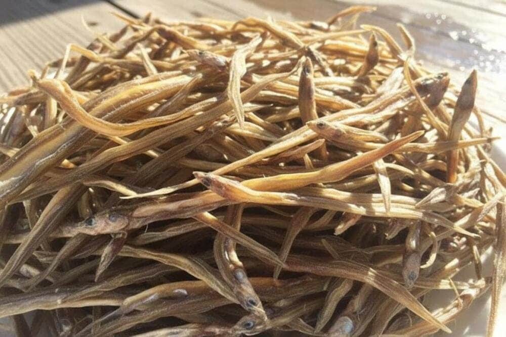 Hải sản khô từ sông hồ địa phương, vị mặn ngọt hài hòa, rất đưa cơm hoặc nhậu.