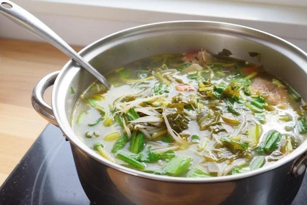 Món canh dân dã với vị chua thanh mát, kết hợp cá đồng hoặc thịt gà rất hợp vị.