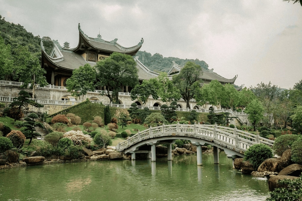 Chùa Tam Chúc - Hà Nam bật như hoa sen giữa dòng sông xanh ngắt (Nguồn: Chùa Tam Chúc)