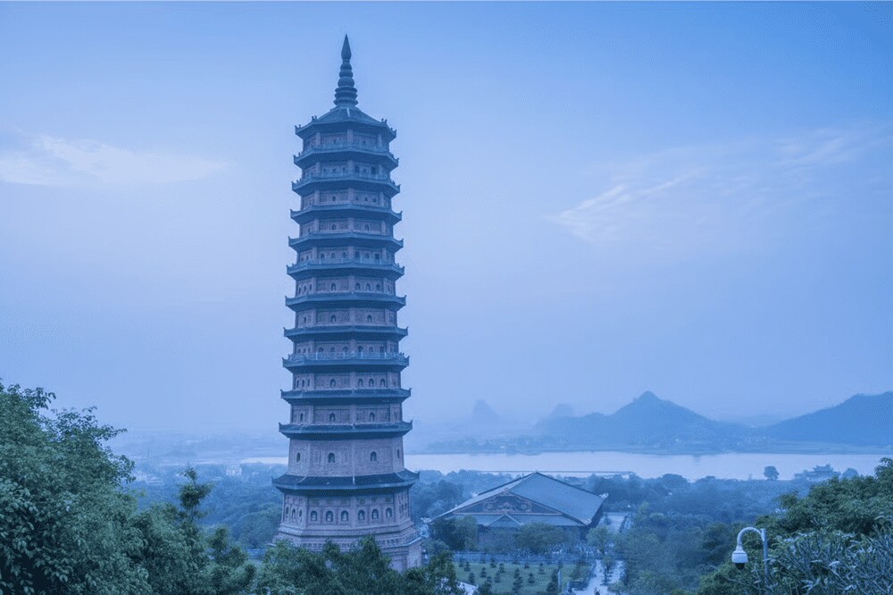 Du khách có thẻ đến thăm các công trình cổ như cố đô Hoa Lư, chùa Bái Đính, v.v.