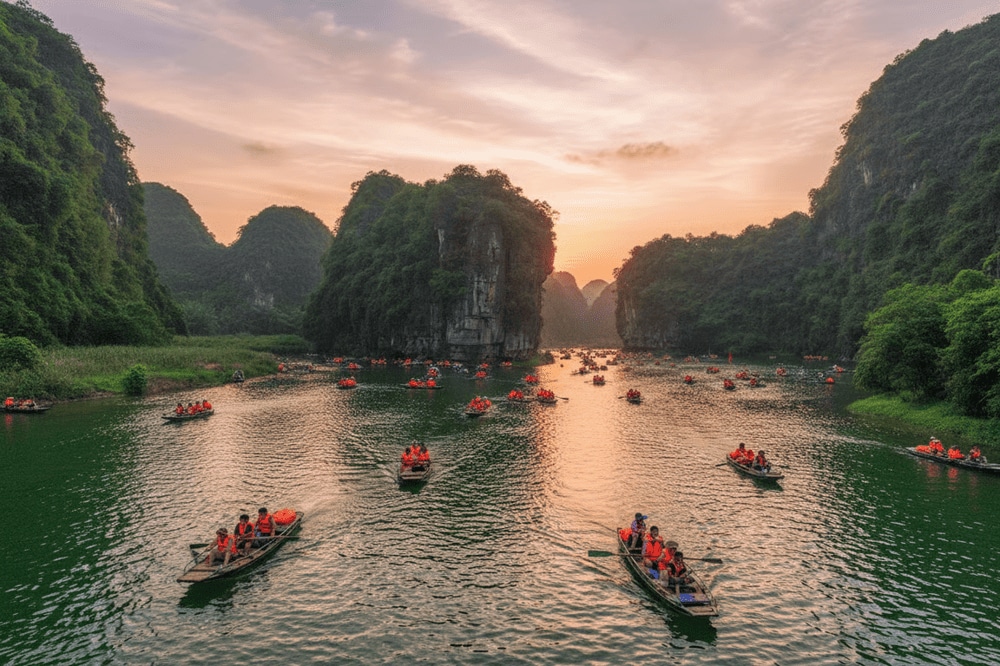 Tràng An - Ninh Bình mang một vẻ đẹp hùng vĩ với những dãy núi trập trùng, dòng sông xanh ngắt