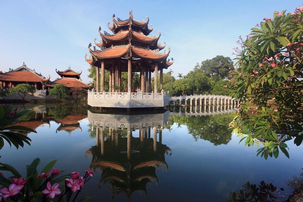 Làng Nôm với cầu đá cong và không gian cổ kính