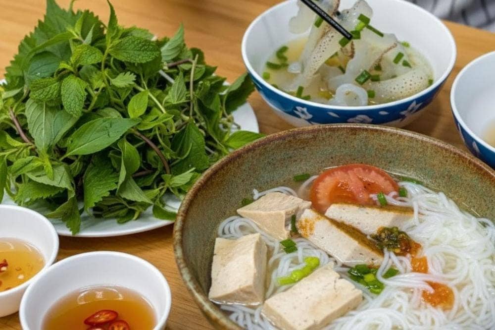 Bát bún sứa Nha Trang với sứa giòn trong veo.