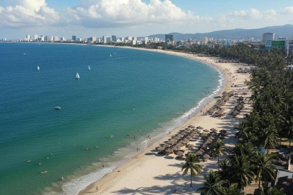 Đắm mình trong làn nước biển tại bãi biển Dốc Lết.