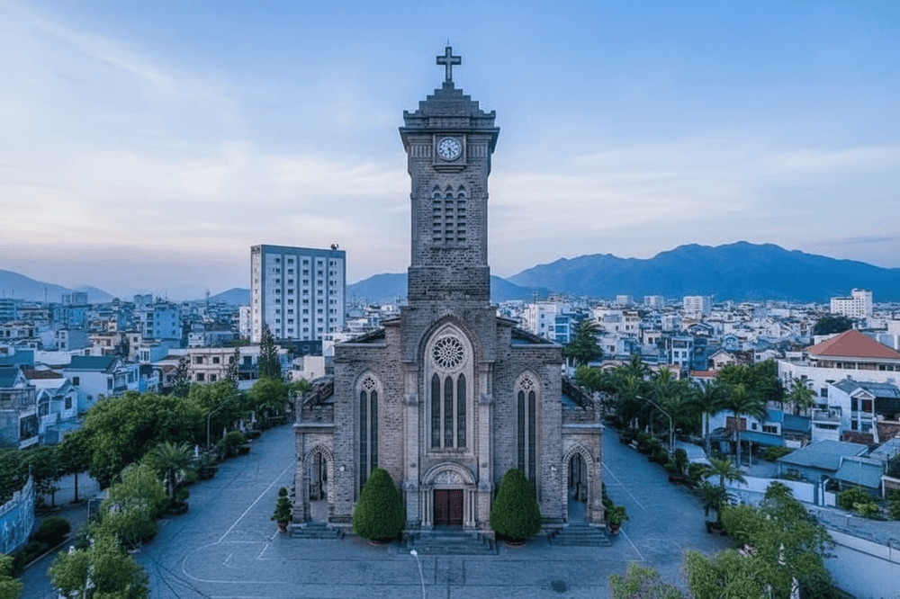 Tham quan nhà thờ cổ kính theo phong cách Gothic đầy ấn tượng.