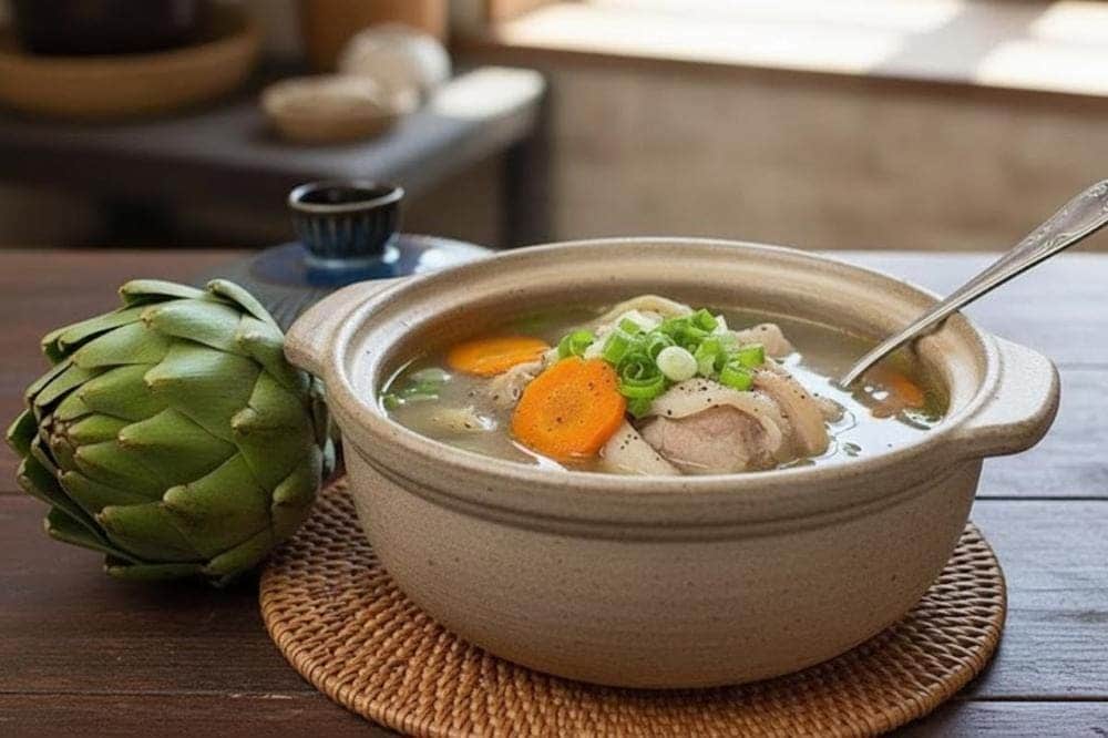 Canh hoa atiso hầm giò heo có vị ngọt thanh giúp mát gan, thanh nhiệt.