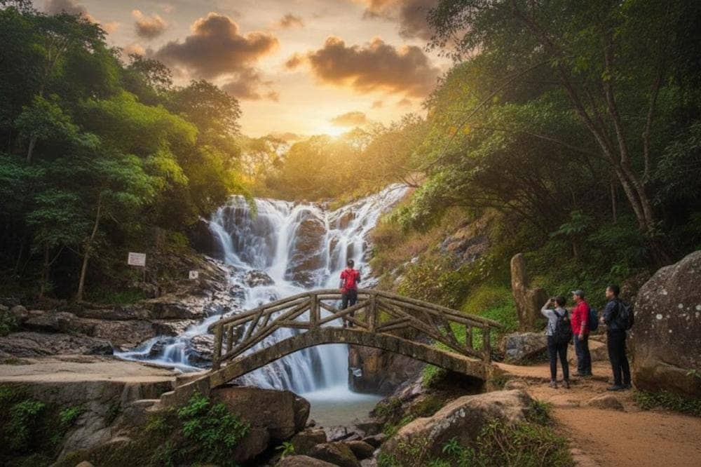 Thác có vẻ đẹp hoang sơ, nước trong vắt và không kém phần dữ dội.