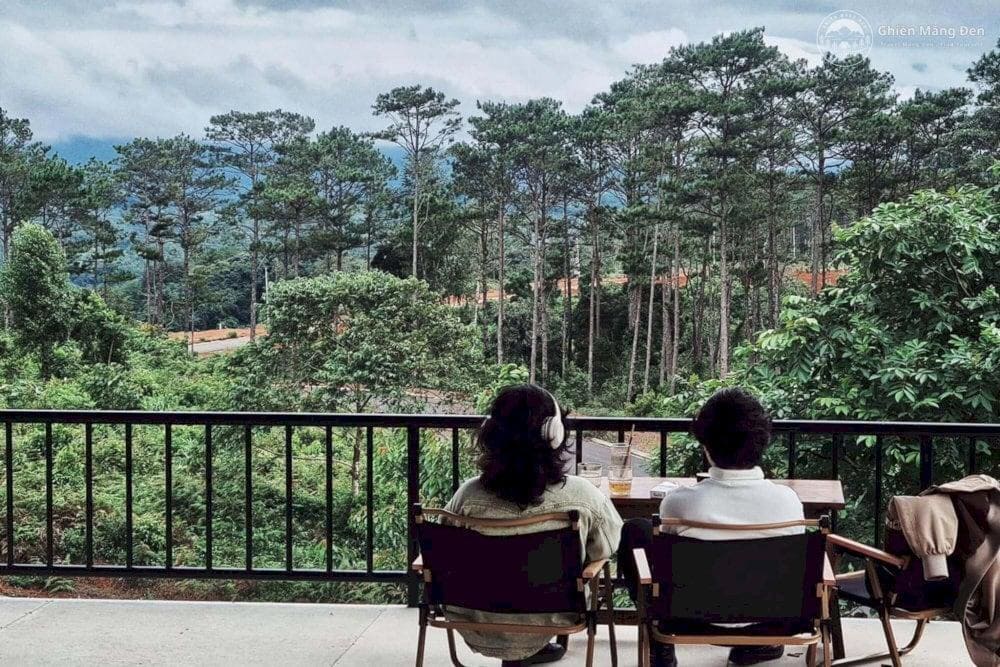 Đa phần quán cà phê ở Măng Đen đều có không gian xanh mát (Nguồn: La Petite Măng Đen)