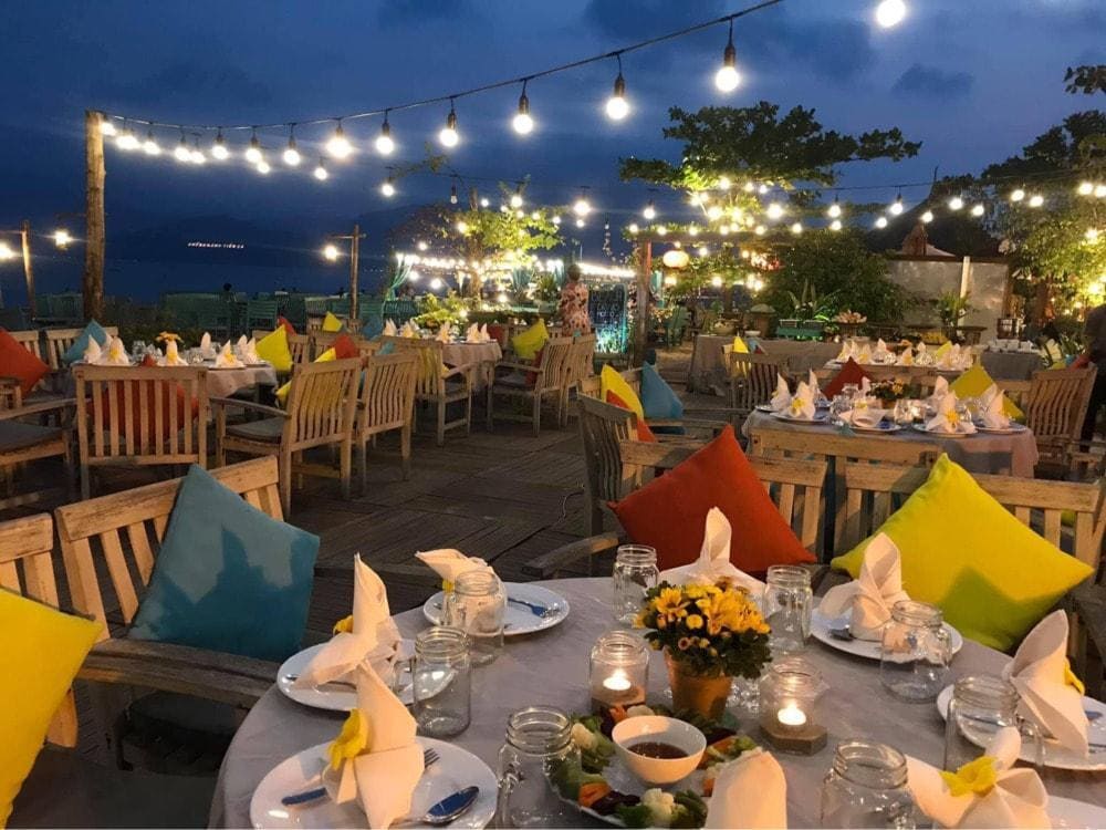 Quán bar ven biển lung linh ánh đèn đêm (Nguồn: SUFF Bar Quy Nhơn)