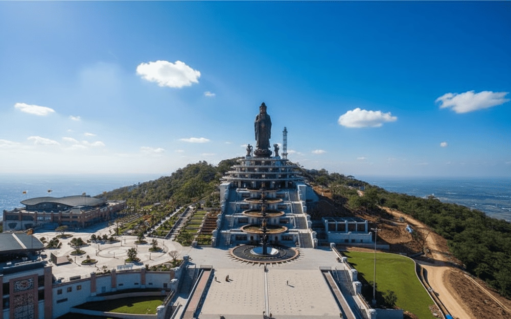 Chùa Bà Đen nằm trên núi Bà Đen với tầm nhìn bao quát núi rừng Tây Ninh