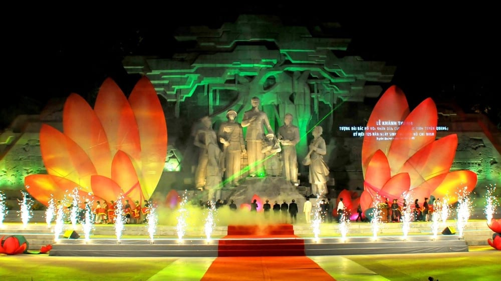 Tượng đài Bác Hồ với nhân dân các dân tộc tỉnh Tuyên Quang (Nguồn: Cổng Thông tin điện tử tỉnh Tuyên Quang)