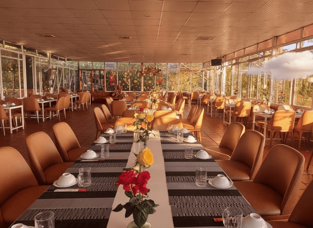 Không gian quán rộng rãi tràn ngập ánh sáng, đủ chỗ đậu xe ô tô