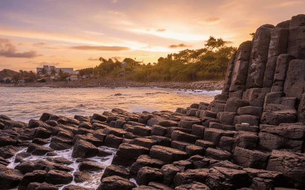 Ẩn mình bên bờ biển Tuy An – Phú Yên, Gành Đá Đĩa là một tuyệt tác thiên nhiên hiếm có không chỉ tại Việt Nam mà còn trên thế giới. Nếu bạn đang lên kế hoạch khám phá miền Trung đầy nắng gió, đừng bỏ qua điểm đến độc đáo này trong hành trình của mình. Cùng Vietnam Airline tìm hiểu thêm về Gành Đá Đĩa trong bài viết dưới đây.