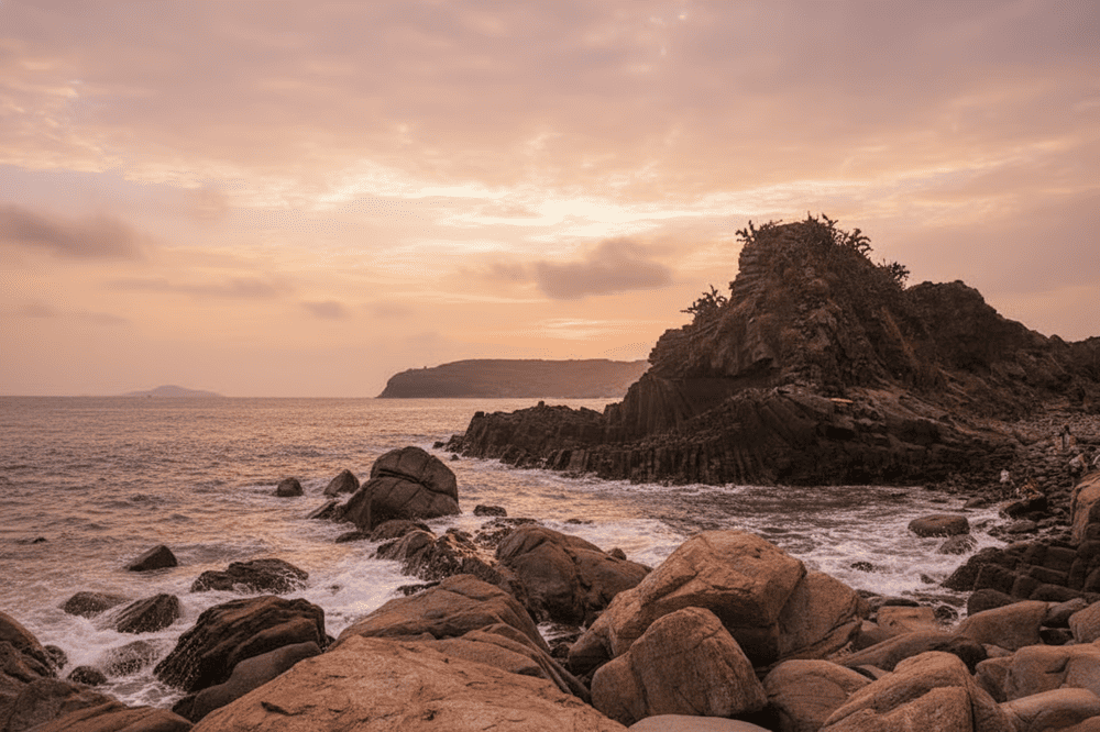 Gành Đá Đĩa sở hữu bờ biển ấn tượng