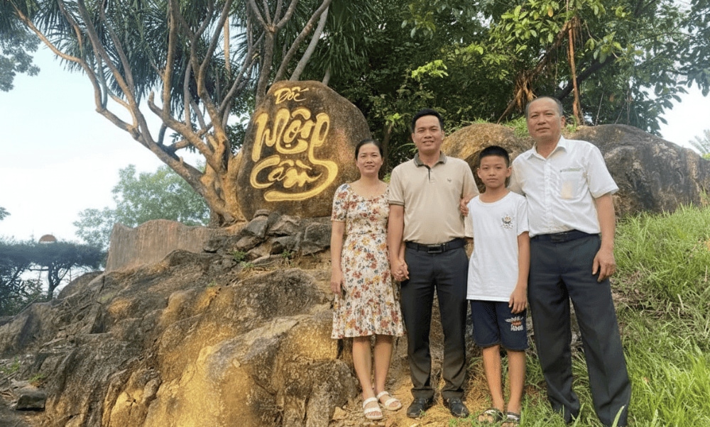 Du khách chụp ảnh lưu niệm tại Dốc Mộng Cầm