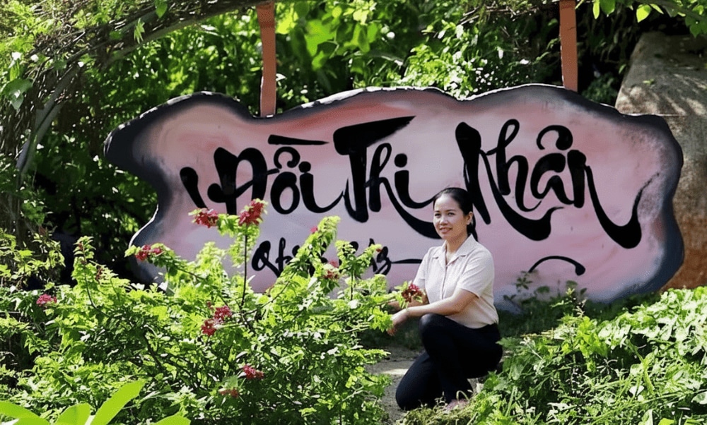 Phiến đá khắc tên Đồi Thi Nhân