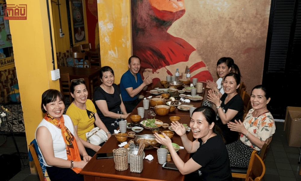 Thưởng thức bữa trưa tại Nhà hàng Cơm Mậu Quy Nhơn