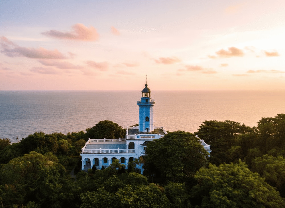 Hải đăng đảo Hòn Dấu nhìn từ trên cao