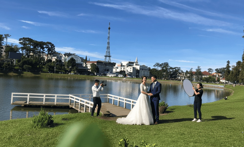 Cầu chữ Y trên hồ Xuân Hương là địa điểm check-in yêu thích của du khách