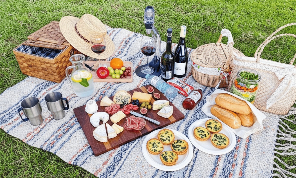 Chỉ cần chuẩn bị vài món đồ ăn vặt đơn giản là bạn có thể tổ chức buổi picnic vui vẻ bên bạn bè và người thân