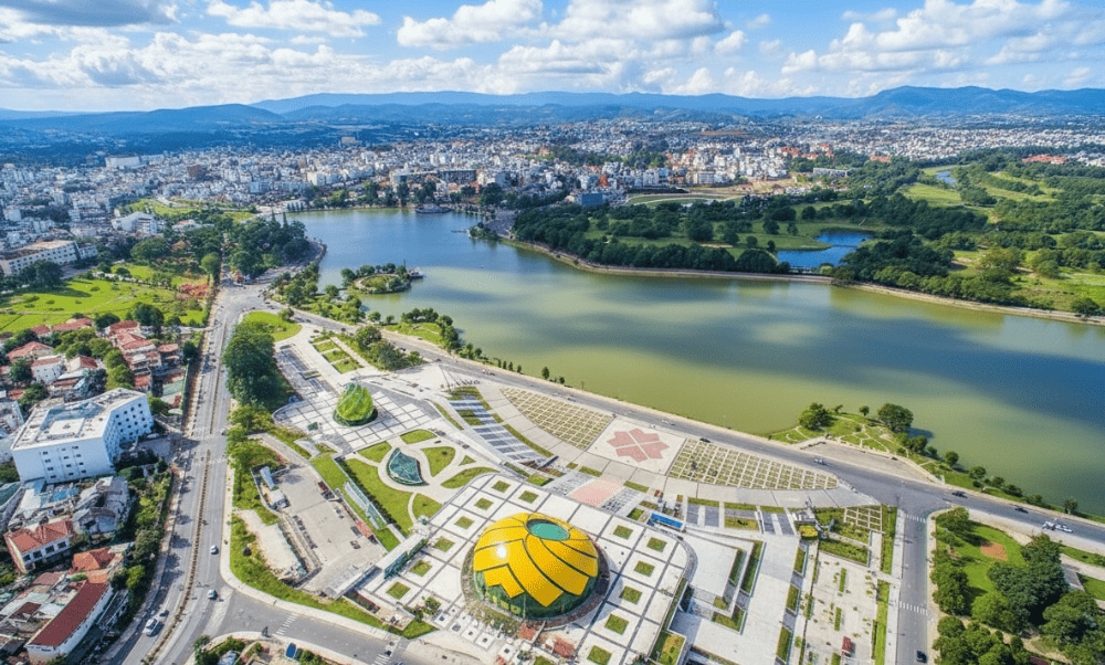 Khung cảnh hồ Xuân Hương nhìn từ trên cao với đường cong uốn lượn mềm mại