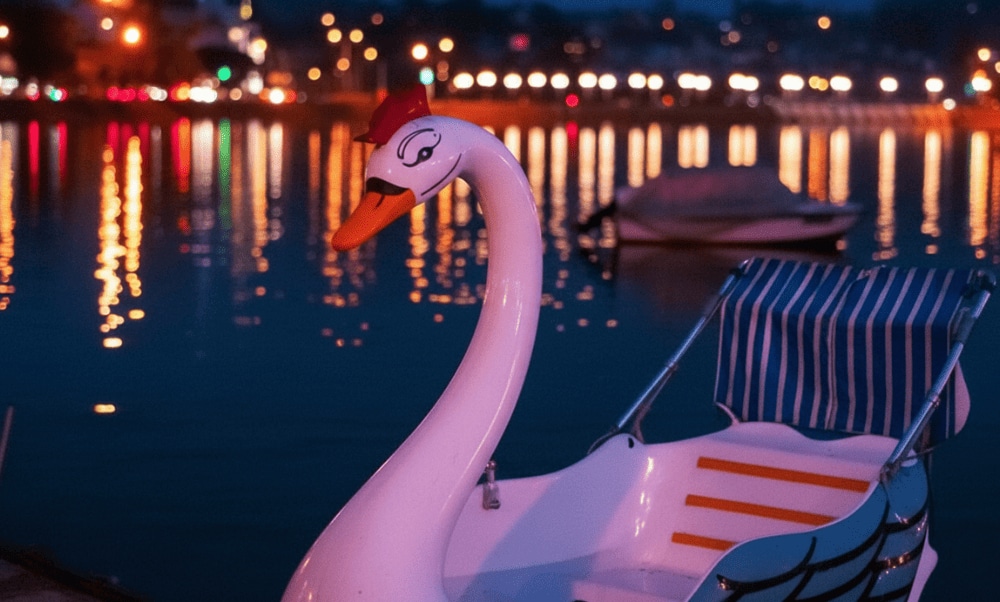 Khung cảnh hồ Xuân Hương rực rỡ ánh đèn khi màn đêm buông xuống