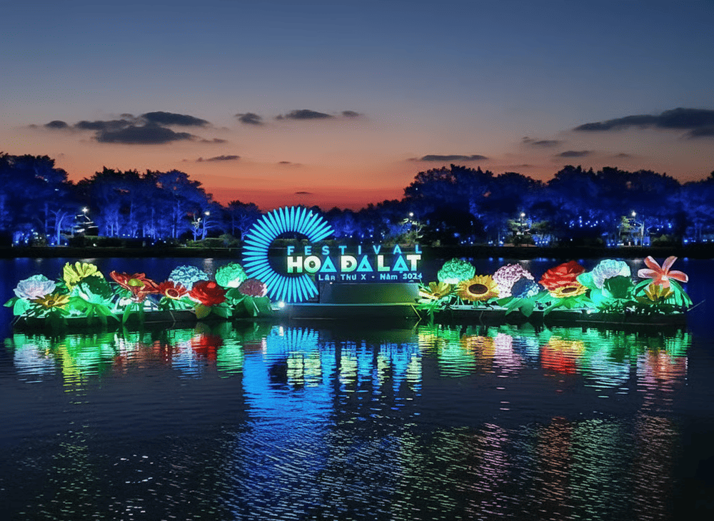 Khung cảnh rực rỡ trên hồ Xuân Hương trong dịp Festival Hoa Đà Lạt 2024