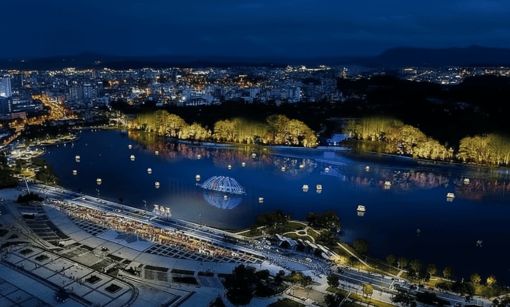 Những ánh đèn đường, đèn trang trí làm sáng bừng khu vực hồ Xuân Hương về đêm