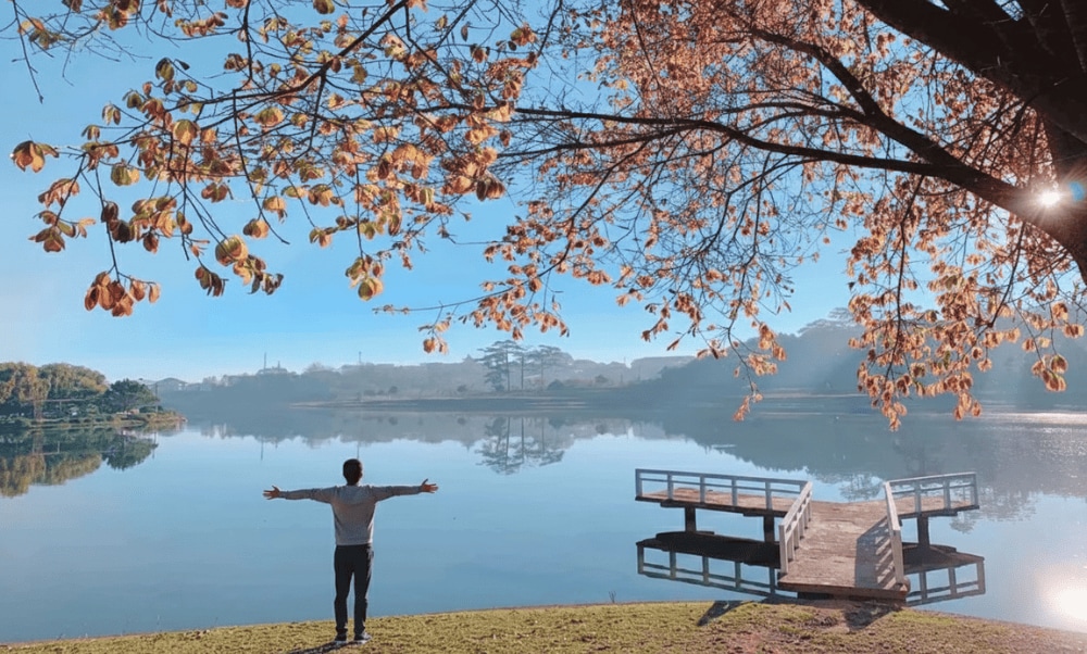 Những cây hoa ven hồ nở rộ và tỏa ngát hương thơm vào mùa xuân nên được đặt tên là hồ Xuân Hương