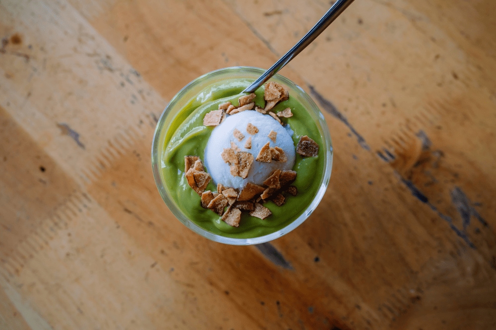 Kem bơ dẻo thơm ăn cùng dừa khô giòn giòn, vui miệng  - Nguồn: Fanpage Kem bơ NARI Đà Lạt