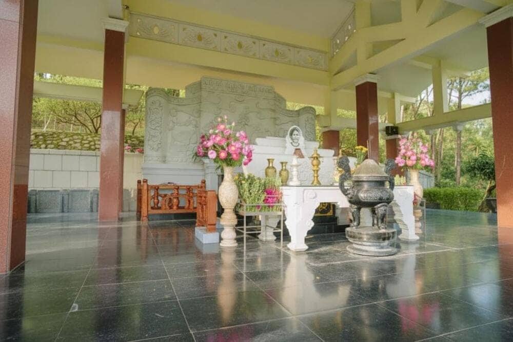 Cận cảnh phần mộ của bà Hoàng Thị Loan