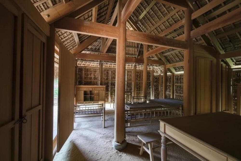 Những khung cảnh trong khu di tích, những hiện vật, kỷ vật được bảo vệ, giữ nguyên vẹn, thể hiện lòng tri ân, thành kính của nhân dân với Bác Hồ.