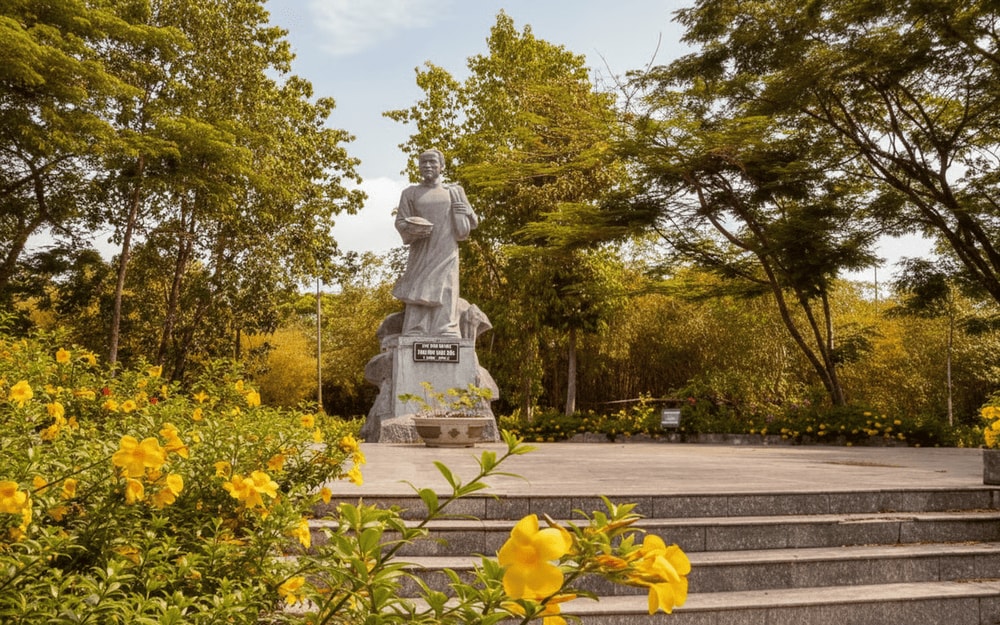 Khuôn viên khu di tích có nhiều loại cây cảnh, hoa trái quý hiếm được bà con khắp cả nước mang về trồng lưu niệm