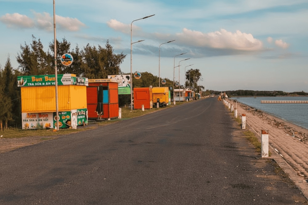 Các hàng quán ăn vặt ven biển