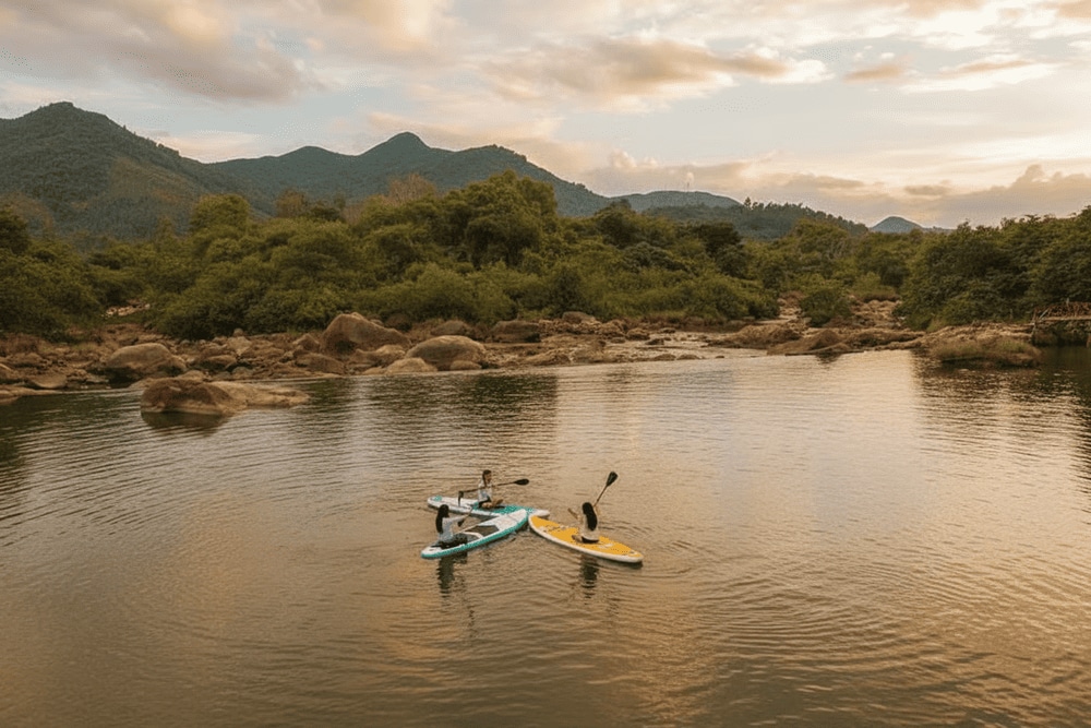 Tại khu du lịch Hầm Hô có dịch vụ cho thuê thuyền kayak với giá khoảng 50.000 VND/30 phút