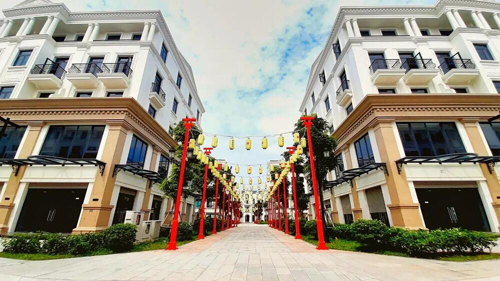 Khu phố đi bộ được trang trí bắt mắt với hệ thống đèn chiếu sáng