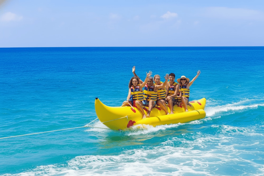 Du khách thích thú khi đi thuyền chuối tại Kỳ Co.