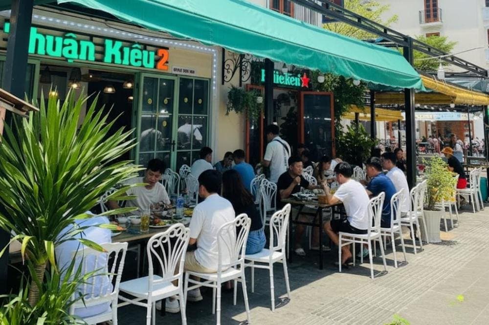 Không gian quán Thuận Kiều 2 ở làng chài Hàm Ninh