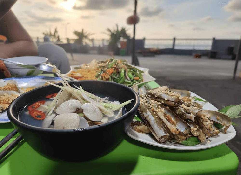 Thưởng thức hải sản tươi sống tại các quán ăn dọc bờ kè