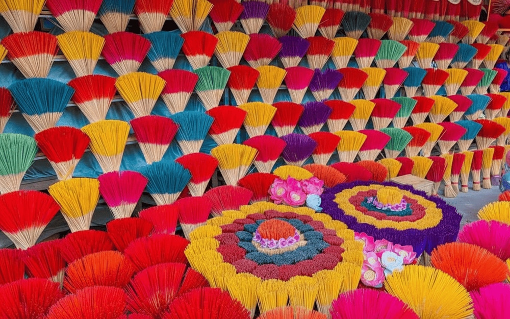 Những “đoá hoa” tăm tre đủ sắc màu tạo nên khung cảnh vừa rực rỡ lại lãng mạn cho làng hương