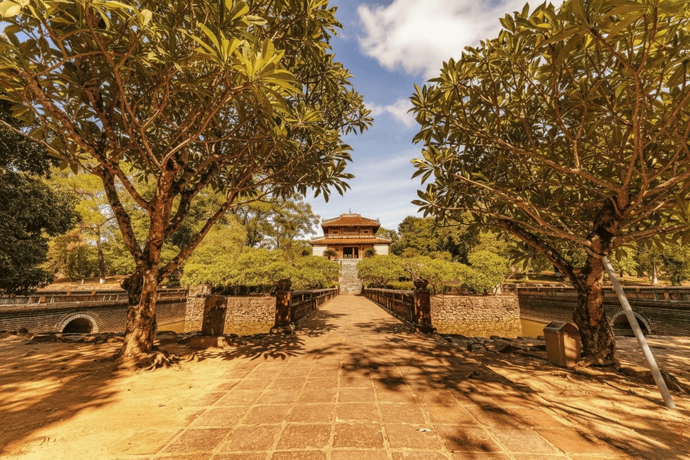 Ba cây cầu đá vắt ngang hồ Trừng Minh, dẫn đến lầu ngắm cảnh