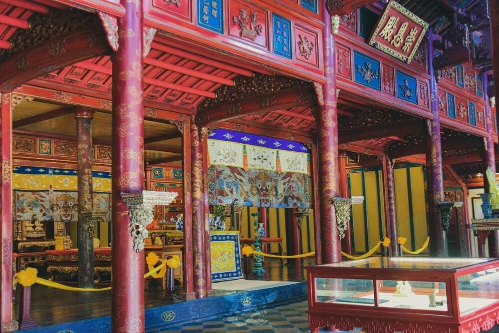 Nội thất bên trong tẩm điện chính (Nguồn: Journeys in Hue)